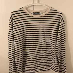 Gammal tröja från zara. - Kommer inte till användning. Väldigt bra material. Storlek S