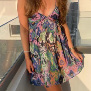 Klänning från Zara - Super snygg klänning från Zara i storlek xs och är i fint skick utan defekter! 🌸