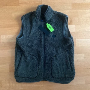 J lindeberg väst - Fleeceväst från j lindeberg Helt ny med tags! Säljer då den inte passade mig riktigt.