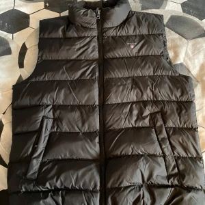 Gant väst - En väldigt fin gant väst, har också använts typ 2 gånger, en lite tjockare väst 