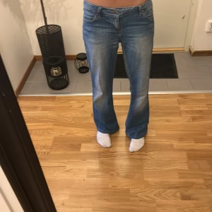  baggy jeans  - Säljer för att dem är för stora på mig! Bra skick bara någon fläck där bak men ser knappast. Köpt från en annan ägare, pris kan diskuteras 