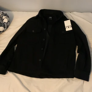 Overshirt - En snygg overshirt som aldrig använts och har absolut inga skador. Nypriss är 559kr.