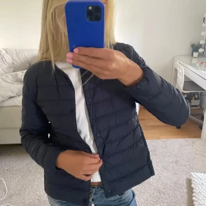 Blå jacka 💕🫶🏻 - Blå jacka från uniqlo. 🥰 Storkek S, knappast använd så inga defekter❤️ Nypris: 799. Kom gärna med rimliga förslag! Postar alltid samma dag och hör av er vid frågor 💕💕💕