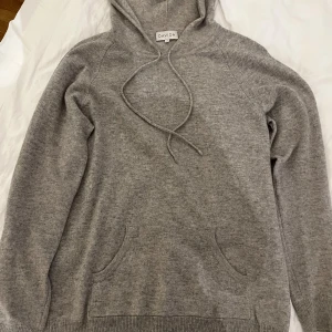Davida Cashmere hoodie - Otroligt fet Cashmere hoodie från Davida Cashmere nypris cirka 3000👊Den är i perfekt skick inga noppror då den är knappt använd, ifall ni vill ha fler bilder eller undrar nått så hör va er🤝😄