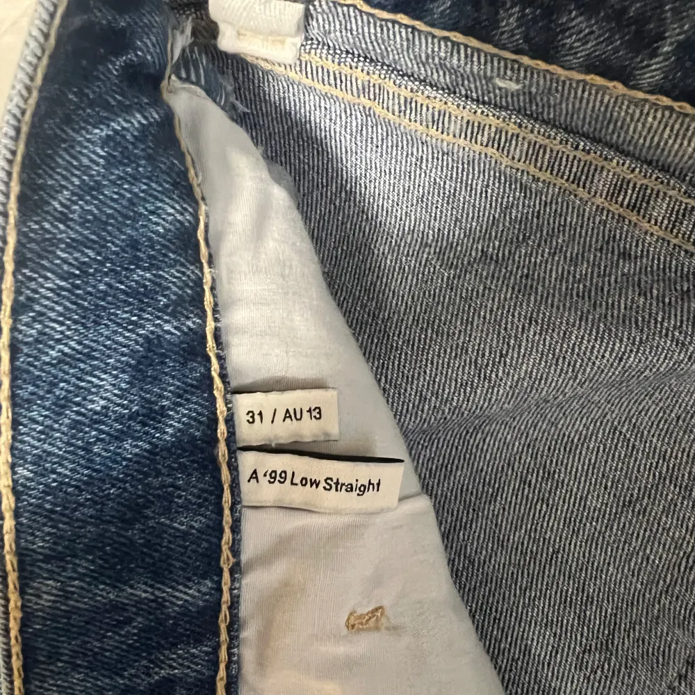 Säljer ett par snygga blå jeans från Abrand i modellen Low Straight. De har en klassisk femficksdesign och är i en skön denimkvalitet. Perfekta för vardagsbruk och kan enkelt matchas med olika outfits. Passar både till sneakers och boots!. Jeans & Byxor.