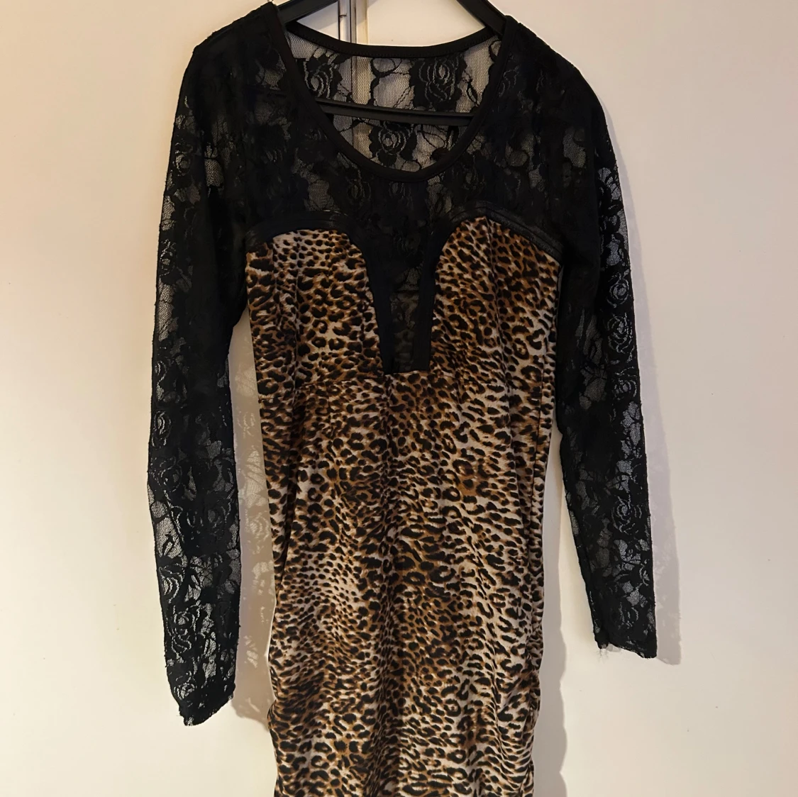 Leopardmönstrad klänning med spetsdetaljer