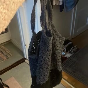 Virkad handväska - Hemmagjord virka handväska/påse. Är i skönt material med remmar. 👜 Klarar inte tunga saker