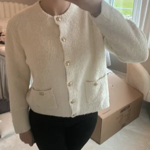 Kofta - Supersöt stickad kofta med guldknappar. Den är i ett fint skick i storlek L men passar mig som alltid bär S. Nypris 599kr. Skriv vid frågor. Pris går att diskutera💗