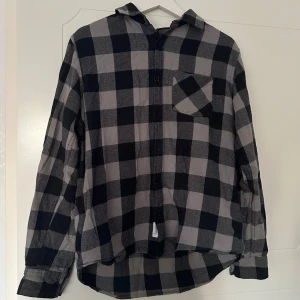 Skjorta - Herrskjorta från Lager157. Lite noppig men annars fin och hel!