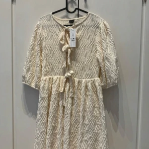 Klänning från Gina Tricot - Helt ny, endast testad S men sitter som M Nypris:499kr 