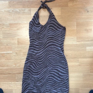 Klänning hm - Säljer min klänning från hm endast använd en gång! Storlek Small passar även min som har M 
