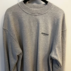 Represent Owners Club Sweater - Säljer en sweatshirt från Represent som är väldigt sparsamt använd och i nytt skick. Färgen är Ash Grey med mörkgrön text. Ordinarie pris 170€.
