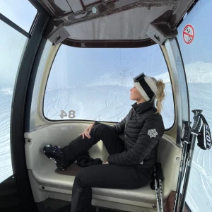 ODDMOLLY jacka stl 0 - ODDMOLYY jacka i storlek 0, vilket motsvarar xs Är 162cm och brukar ha stl s så kan funka för stl S också.  Den är använd men inte sliten!  Kan skicka fler bilder om du är intresserad.  Passar perfekt som snygg skidjacka eller bara nu till vintern