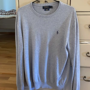 Ralph Lauren Tröja - Säljer min Ralph Lauren tröja pga att den är för liten för mig. Tröjan är i ok skicka då kragen är lite utdragen. 