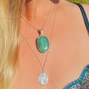 Halsband med grön sten - Snyggt halsband med en stor, oval grön sten infattad i silver. Kedjan är tunn och elegant, vilket gör det perfekt för både vardag och fest. Stenen har en vacker, naturlig marmorering som ger en unik touch. Ett måste för smyckesälskare som vill ha något speciellt!