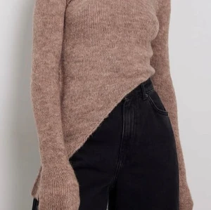 Stickad top asymmetrisk  - Helt ny, oanvänd Jättefin material, känns inte alls stickig  Från Angelina Blick kollektionen 