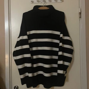 Tjocktröja - Randig tjocktröja från shein i onesize storlek. Den är 73 cm lång och är oversize. Den är använd och lite nopprig men annars bra skick 