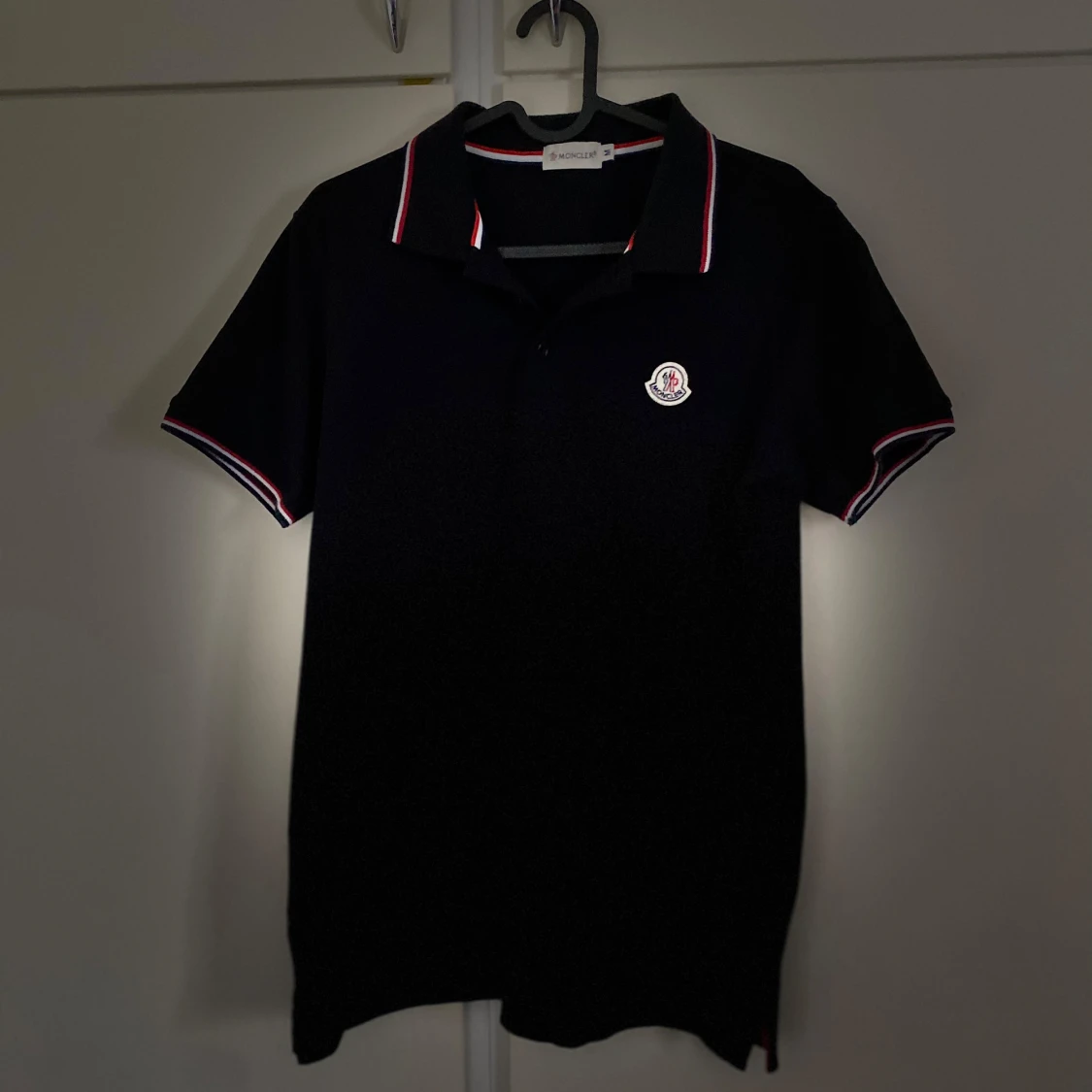 Svart moncler piketshirt