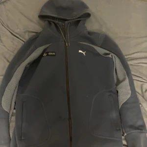 Mercedes-puma Kofta - Den här koftan har används ett fåtal gånger och är i bra skick Storleken på koftan är S