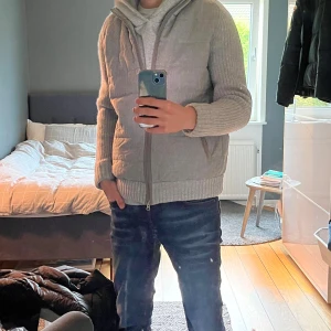 Gran sasso - Säljer en fet grå cardigan från gransasso. Varm och perfekt nu till vintern. Passar S-M. Den har en liten defekt då metallplattan på den översta dragkedjan är borta. Nypris 7000. Tveka inte på att höra av dig!