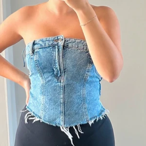 Jeanstopp off shoulder - Säljer denna fina topp från ZARA. Storlek S. Superfin!