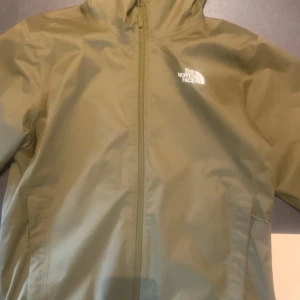 Grön vindjacka från The North Face - Säljer en grön vindjacka från The North Face i jättebra skick! Modellen heter quest