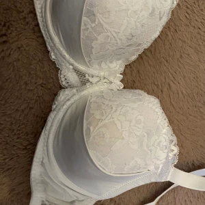 Vit spets-bh - Vit BH. Knappt använt den