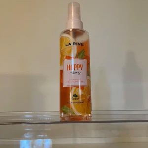 Body Mist: Happy Vibes | LA RIVE. - Säljer en body mist med doften ”happy vibes” från LA RIVE. Doftar exotiskt, ananas och persika. Använd ett fåtal gånger, men den mesta använda misten har jag hällt över till reseförpackningar. (Skriv om ni har frågor).