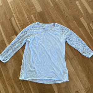 Vit halvärmad tröja - Är i bra skick, knappt använd men känner att den inte passar just på mig. Är en vit fin tröja med lite detaljer på ärmarna och priset kan diskuteras. Skriv till mig om ni är intresserade❤️