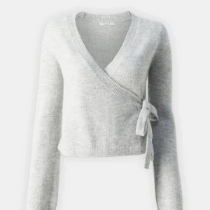 Stickad gina kofta - Säljer min mysiga stickade gina kofta i grå eftersom den inte kommer till användning, inga defekter. 💗