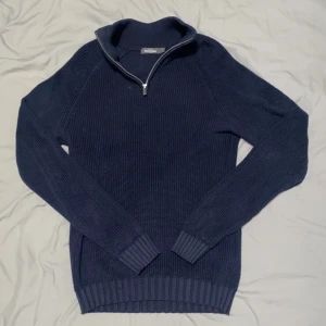 Dressmann halv zip - En jättefin stickad navy halvzip i strl S men den är stor i storleken så den passar även M/L