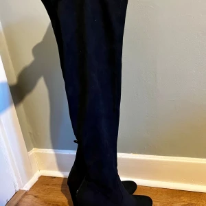Steve Madden kängor - Steve Madden suede knee high boots. Only wore a few times.