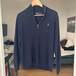 Ralph Lauren half zip - Ralph Lauren half zip i fint skick. Riktigt bra till hösten! Storlek M🍁💫