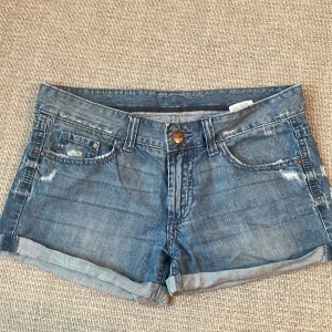 Jeans shorts - Jätte fina jeans shorts som är ljus blåa och är i jätte bra skick. Dom är low waist och perfekta långa/korta