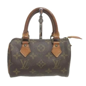 Louis Vuitton Mini Speedy  - Perfekt att ha med sig om man ska på en liten utflykt!! Du får plats för din telefon, korthållare, nycklar och lite smink. Speedy tillför en touch av lyx och stil till varje outfit och med en elegant och tidlös design. 