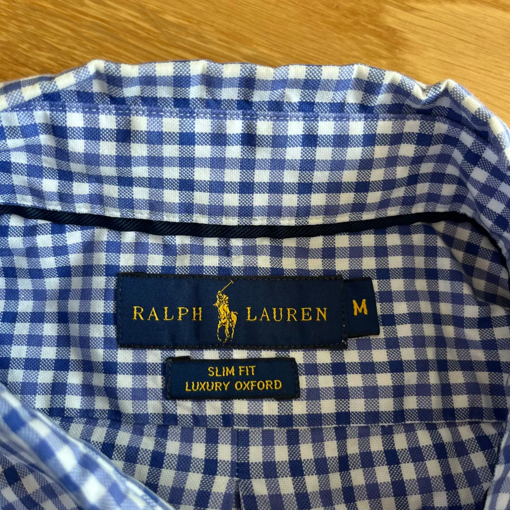 Rutig ralph lauren skjorta i storlek M, Skjortan är i mycket fint skick, Nypris ca 1200 kr ❌ Mitt pris endast 499 kr ✅ Hör av dig vid frågor eller funderingar PRIS KAN DISKUTERAS . Skjortor.