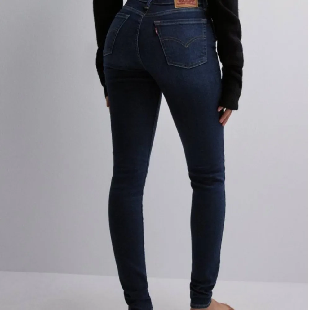 Säljer ett par mörkblå Levi's jeans i modellen Mile High Super Skinny. Använda vid få tillfällen och är inte slitna🖤. Farkut & Housut.