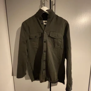Overshirt - Säljer en olivgrön overshirt nu perfekt till hösten 🍁 skriv vid fler funderingar eller bilder