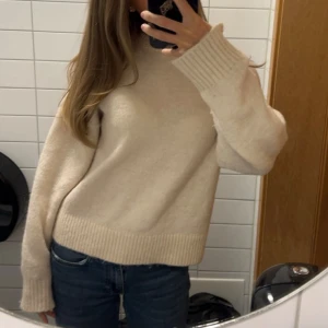 Stickad tröja - En mysig stickad tröja till hösten och vintern🥰kom gärna med prisförslag. Har bara denna bilden 