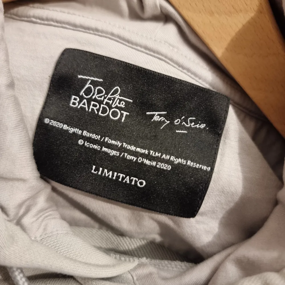 Sjukt snygg grå limitatohoodie i strl. M. Den är i kanonskick helt utan defekter eller liknande. Vid frågor eller fler bilder är det bara att skriva //Kba_Closet. Hoodies.