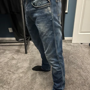 Replay anbass hyperflex  - Säljer mina Replay anbass hyperflex i mycket bra skick. Storlek 29,30. Tveka inte att höra av dig vid minsta fråga. 