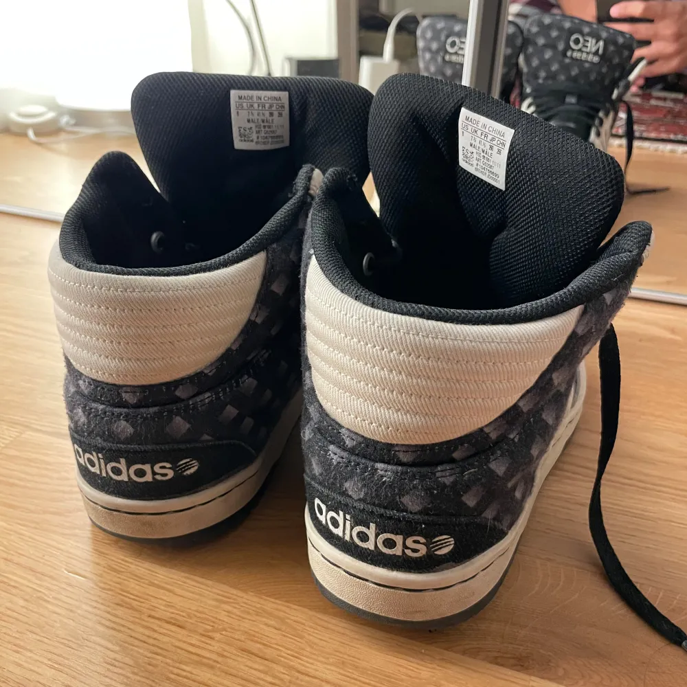 Snygga Adidas Neo sneakers med stor flärp! Dom e använda och är tyvärr för små för mig numera! Storlek 41 och 1/3. Skor.