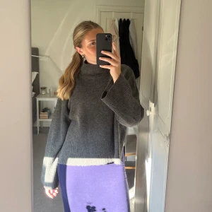 Stickad Polo Tröja - Säljer min stickade polo tröja från gina då den inte kommer till användning för mig längre🩷 Använd 3-4 gånger, ny pris 359kr