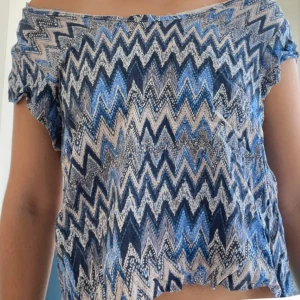 Mönstrad tröja - En super fin tröja som tyvärr inte kommer till användning. Super fin till vinter och sommar. 💘 Är storlek M men passformen är S - XS