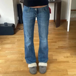 Lågmidjade jeans - Låga jeans som jag köpte som tyvärr var för stora, de är i perfekt skick💖  Midja: 43 cm och jag är 170 cm lång. Skriv vid frågor 