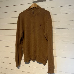 Raulph Lauren half zip (L)  - Säljer nu denna fina half zip tröja från Raulph Lauren för 499kr! Den är i storlek L och är i extremt bra skick. pris kan diskuteras, hör av dig vid funderingar!😁
