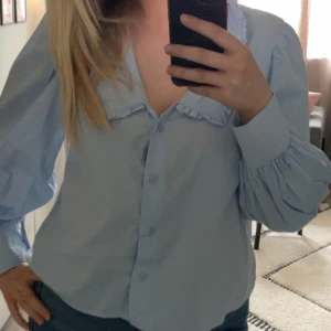 Blus - Ljusblå blus stjorta 