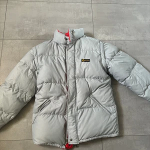 Vinterjacka - Snygg jacka som går att vända ut och in samt ta av ärmarna så det blir en väst!