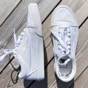 Vita vans - Ett par vita vans. Storlek 39. Säljs pga att de aldrig kommer till användning 🤍  Endast använda en gång!!