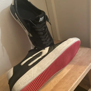 DIESEL SKOR - Ett par feta diesel skor bra alternativ till loubs💯🤤 skick 7/10 lite skada på sulan som man ser p bild 3🥱 Storlek 42 passar true to size. Tar byten o pris kan diskuteras 